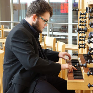 Florian Zethofer an der Kögler-Orgel in der Autobahnkirche Haid