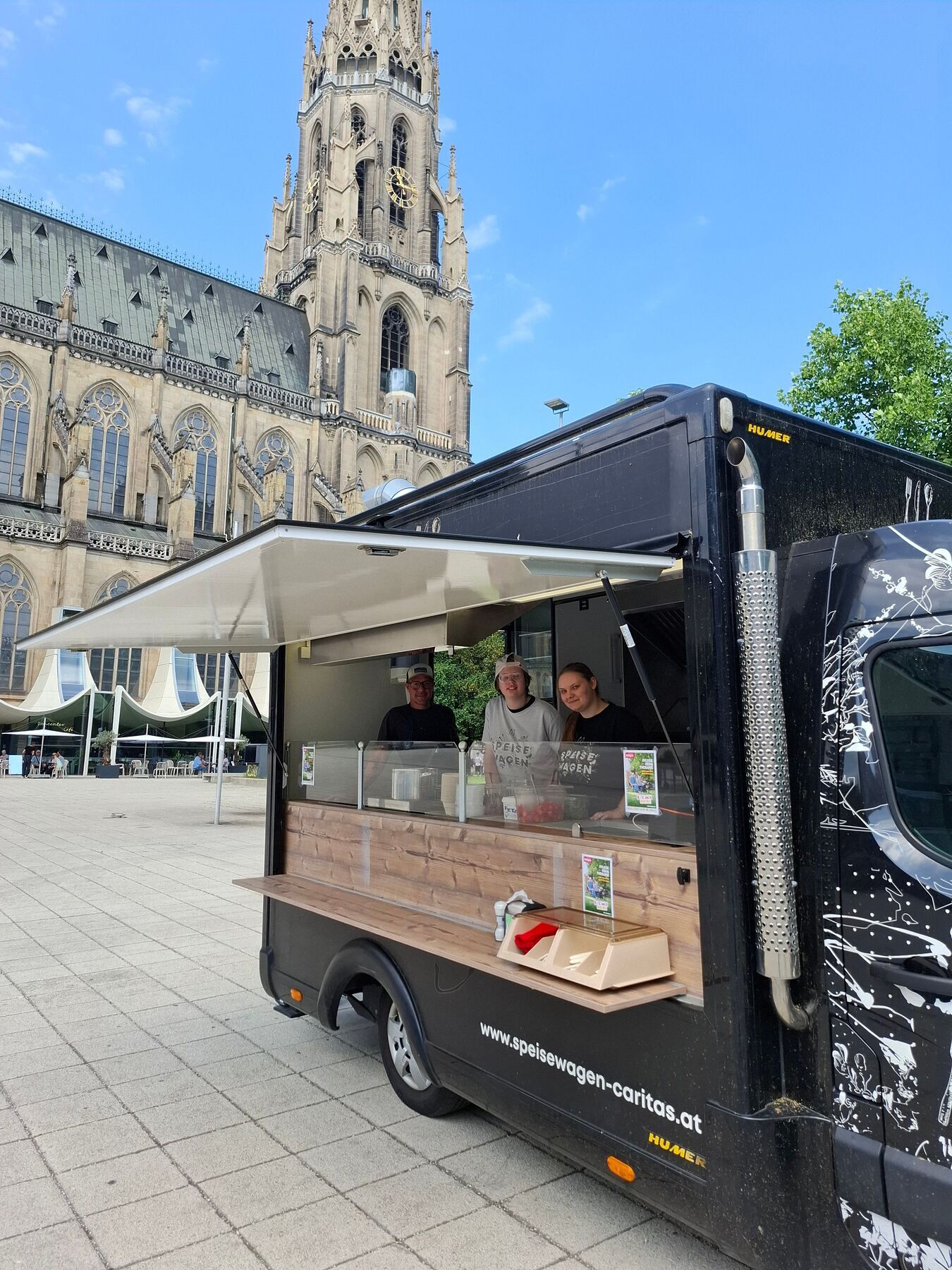 Jeden Mittwoch um die Mittagszeit macht der Speisewagen der Caritas Oberösterreich Station am Domplatz vor dem Mariendom in Linz.
