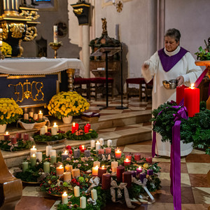 Adventkranzweihe in St.Peter/Hart sehr stimmungsvoll gestaltet