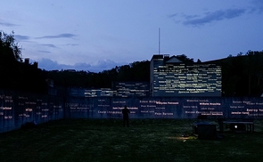 #eachnamematters: Im Rahmen einer Lichtinstallation die Namen aller bislang bekannten Opfer an die Außenmauer des Memorial Gusen projiziert und verlesen.