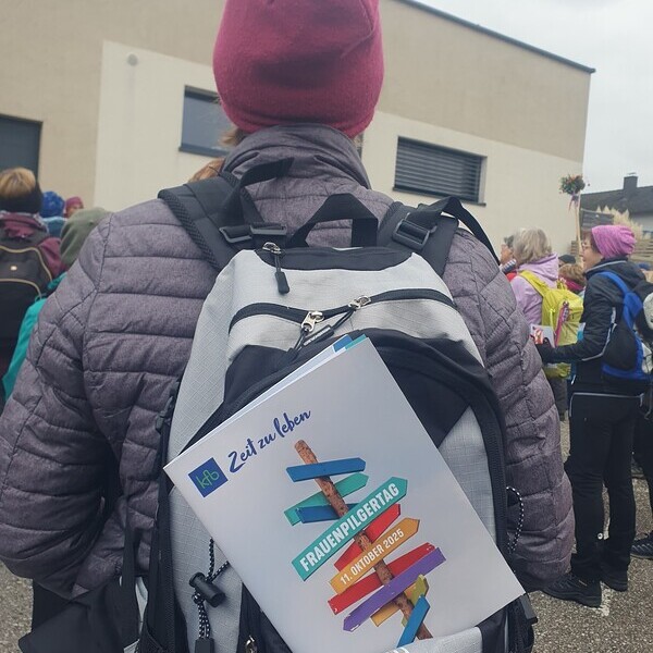 Frau mit Rucksack von hinten