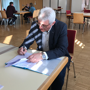 Mag. Herbert Dallinger, der Vorsitzende der Wahlkommission, prüft die Stimmzählung, bevor die Ergebnisse an die Diözese weitergegeben werden.