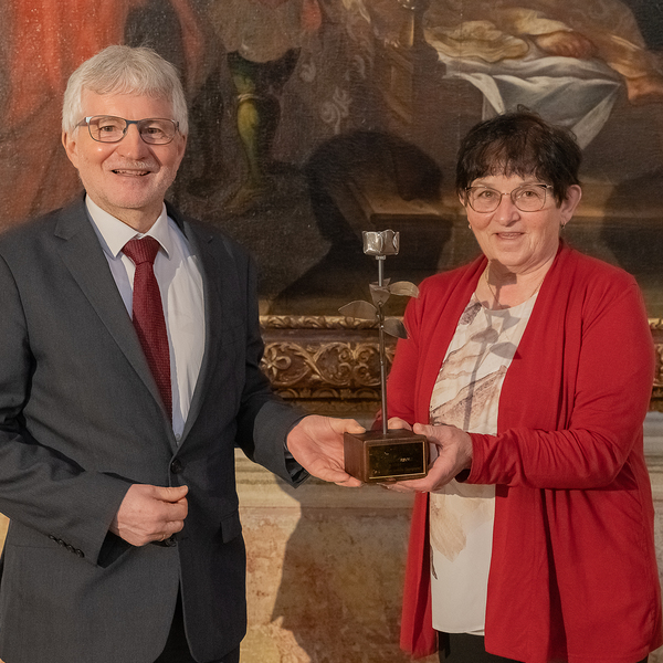 Burgi Gartenlehner mit Caritasdirektor Franz Kehrer bei der Verleihung der Elisabethrose für ihr großes Engagement