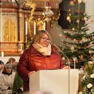Verwaltungsvorständin Sonja Hummer lud abschließend alle Mitfeiernden zur gemeinsamen Agape und zur Besichtigung der Räumlichkeiten des neuen Pfarrbüros ein.