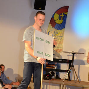 MODENSCHAU und Informationen über ökologisch und fair hergestellte Kleidung 