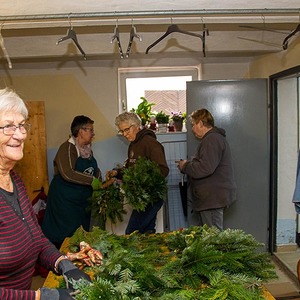 Adventkranzbinden für die Adventstube 2019