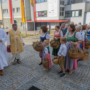 Maria Himmelfahrt  – Feier der Aufnahme Maria in den HimmelFrauen und Männer der Trachtengruppe Kirchdorf an der Krems brachten Kräuterbüscherl zum Gottesdienst, die von Pfarrer Pater Severin Kranabitl gesegnet und nach der Messe verteilt wurden.Fo