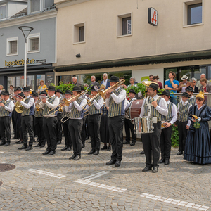 Stadtkapelle an der ersten Station (Altar bei Familie Schulz) an.