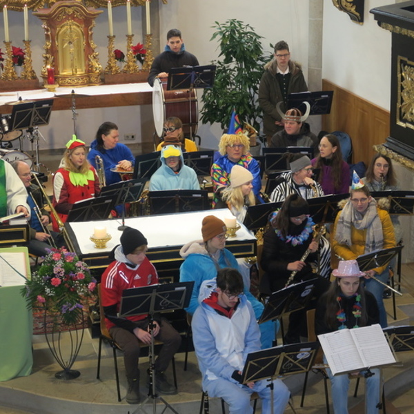 Gottesdienst mit der Musikkapelle                               