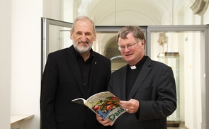 Bischofsvikar Wilhelm Vieböck (Jahrbuch-Herausgeber, li) übergab das neue Jahrbuch an Diözesanbischof Manfred Scheuer
