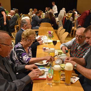 gesegnete Speisen werden verzehrt
