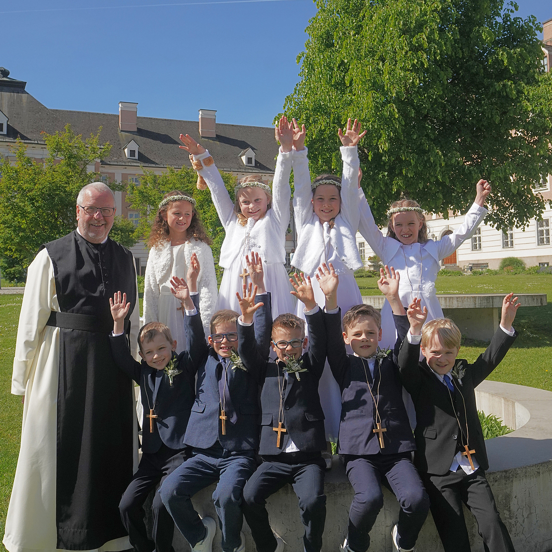 Erstkommunionkinder mit Pfarrer