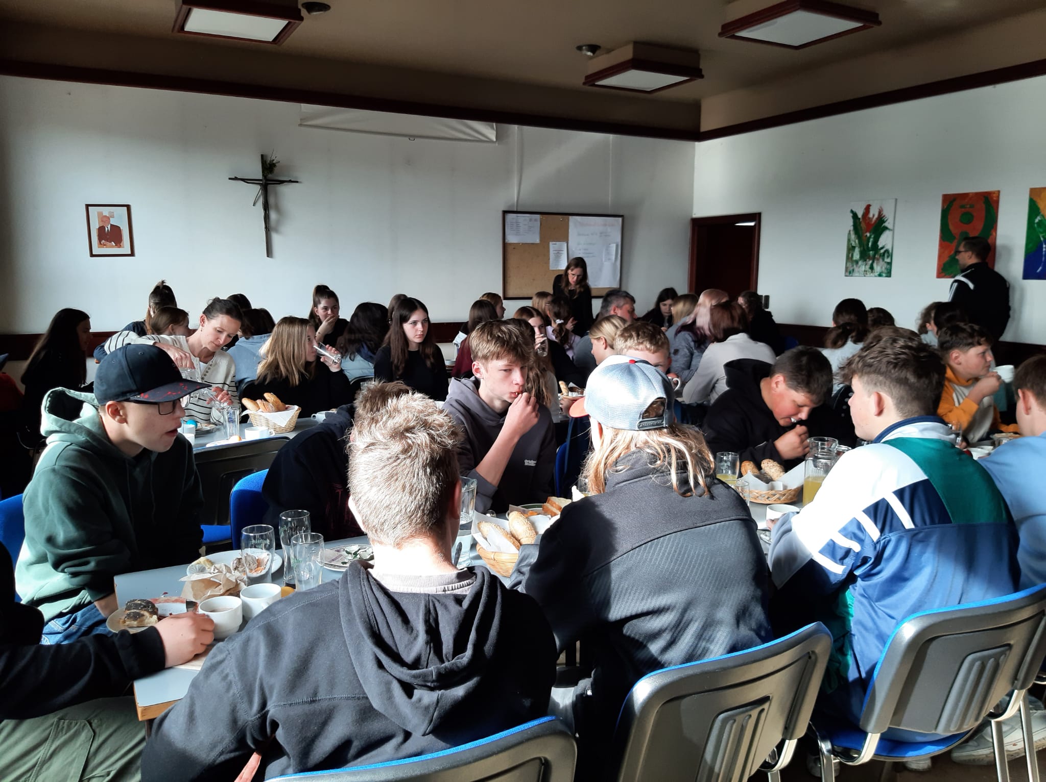 Firmlinge beim Frühstück nach der Emmauswanderung 