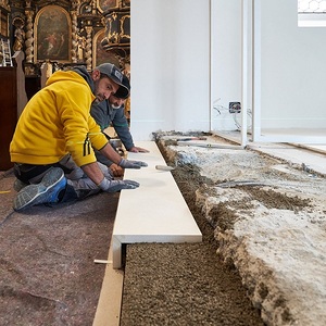 Stufen zur Seitenkapelle