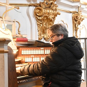 Zweiter Stiftsorganist Andreas Etlinger an der Brucknerorgel