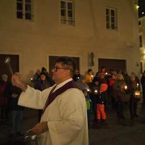 Adventkranzsegnung am Höllplatz