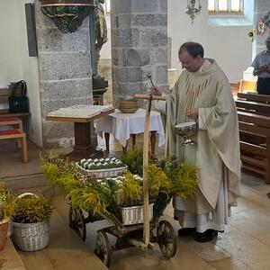 P. Anselm segnet das Kräutersalz