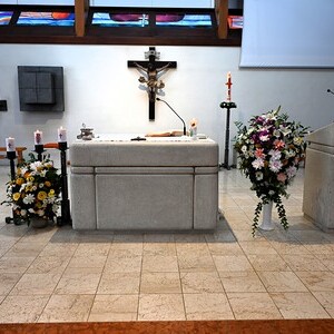 Der blühende Kirchenschmuck im Altarraum 