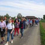 Spirituelle Wanderung zur Römerkirche in Aurachkirchen und Gottesdienst mit Bischof Manfred Scheuer