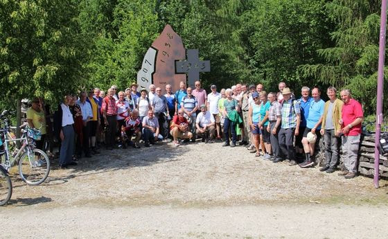 WallfahrerInnen beim Jägerstätter-Denkmal in St. Radegund.