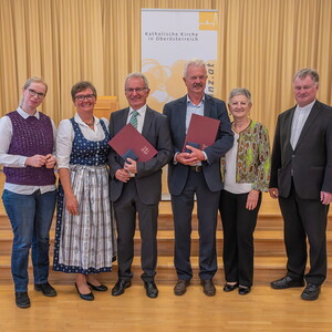 Am 26. September 2024 überreichte Diözesanbischof Manfred Scheuer im Linzer Priesterseminar an engagierte Christ:innen die Florian-Medaille und die Severin-Medaille. Diese diözesanen Ehrenzeichen sind ein Zeichen des Dankes und der Anerkennung für la