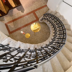 Taufbecken mit Osterkerze