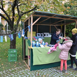 Nach dem Festgottesdienst wurden alle zur Agape am Kirchenplatz geladen.
