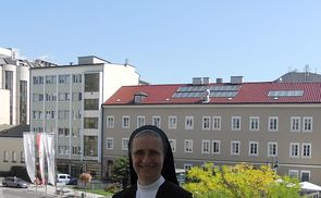 Sr. Michaela Pfeiffer-Vogl vor dem langjährigen Mutterhaus der Marienschwestern in Linz
