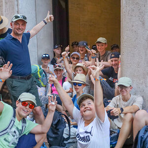 Von 28. Juli bis 3. August 2024 versammelten sich in Rom rund 3200 Ministrant*innen und Begleitpersonen aus ganz Österreich zur Internationalen Ministrant*innen-Wallfahrt. Verschiedene Sehenswürdigkeiten wurden in Rom gemeinsam besucht.