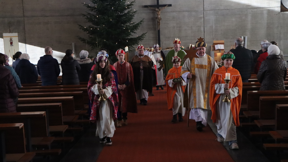 Männer der KMB Münichholz als Sternsinger im Gottesdienst