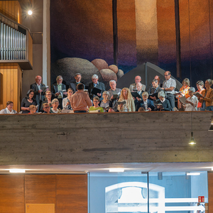 Am Pfingstsonntag wurde der Gottesdienst vom Kirchenchor mitgestaltet - die Kinder waren in den Feierraum zur Kinderkirche eingeladen.