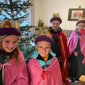 Im-Haus-Besuch vorm Christbaum