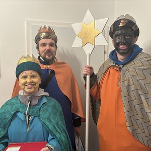 Sternsingend unterwegs und in der Messe