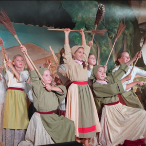 Frauen mit erhobenen Besen