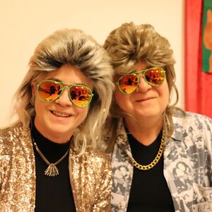 Föhnfarisur trifft Schulterpolster - Das Motto dieses Festes