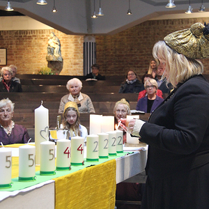 Von den Goldhaubenfrauen kam der Blumenschmuck und die verzierten Kerzen für die Jubelpaare