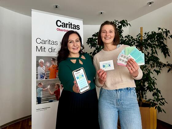 Evelina Glöckner, Leiterin der Integrationsabteilung der Caritas OÖ und Benita Fuchs von der Caritas, die das Projekt Integrationsbox koordiniert hat.