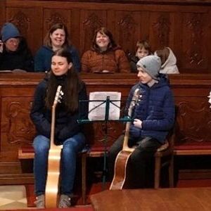 Das KiKi-Team mit Gitarristen.