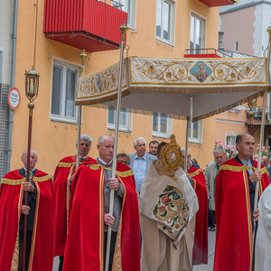 Feierliche Prozession durch die Stadt