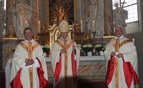 V. l.: Neupriester Herbert Bradler OPraem, Bischof em. Ludwig Schwarz OSB und Abt Conrad Müller OPraem