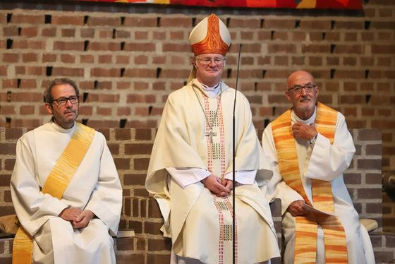 V. l.: Pfarrassistent Diakon Andreas Hasibeder, Bischof Manfred Scheuer und Pfarrmoderator Johann Bräuer / © laumat.at / Matthias Lauber V. l.: Pfarrassistent Diakon Andreas Hasibeder, Bischof Manfred Scheuer und Pfarrmoderator Johann Bräuer