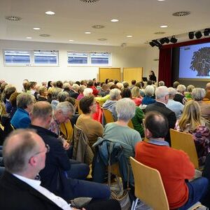 Etwa 120 Vertreter:innen aus allen Pfarren und weiteren pastoralen Orten des Dekanats