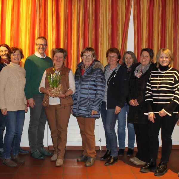 Elf Frauen und ein Mann mit der Fastenbegleiterin Erni Wiederstein (6. v. l.)