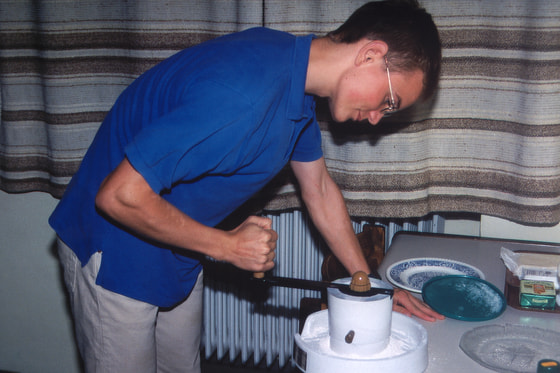 mit einer französchen Steinmühle mahlen