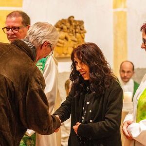 Vertreter:innen der Pfarrgemeinden und pastoralen Orte drückten dem Pfarrer und den beiden Pfarrvorständinnen per Handschlag ihre Verbundenheit und ihre Bereitschaft zur Zusammenarbeit zum Wohl der ganzen Pfarre aus.