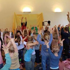 Ursula Laudacher mit Kindergartenkindern