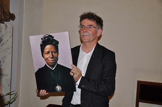 Heinz Purrer mit einem Portrait von Josephine Bakhita.