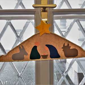 Kleiderbügelkrippe aufhängen