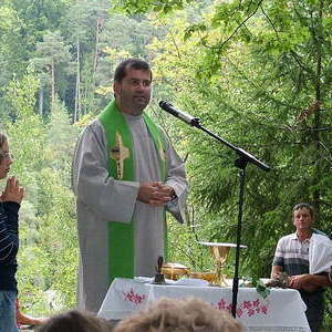 Pfarrer Reinhard Bell beim Gottesdienst 