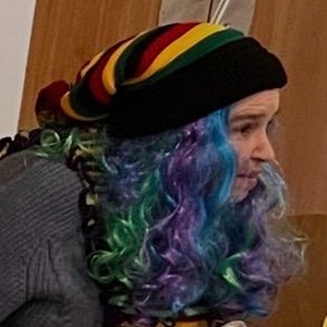 eine verkleidete Frau